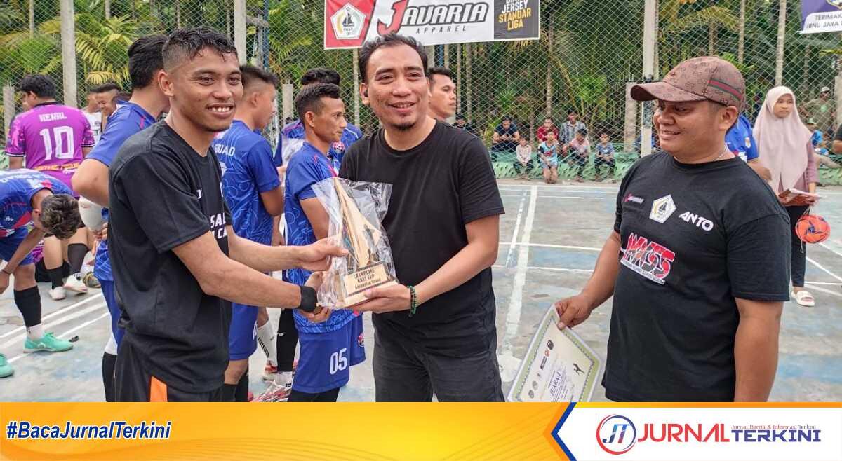 KKSS Cup Gaung Inhil CEO Nursa Group H Ikbal Sayuti menyerahkan hadiah doorprize kepada pemenang. (Foto: JurnalTerkini.id/abdullah)