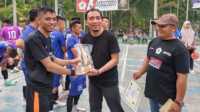 KKSS Cup Gaung Inhil CEO Nursa Group H Ikbal Sayuti menyerahkan hadiah doorprize kepada pemenang. (Foto: JurnalTerkini.id/abdullah)