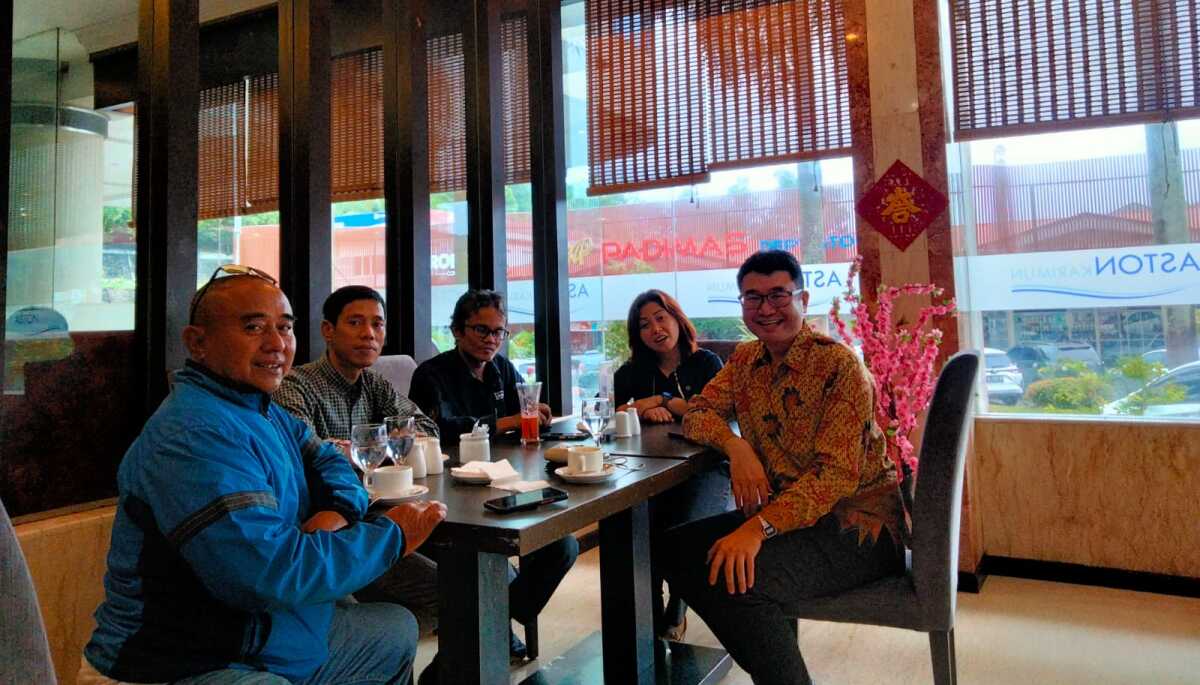 Ki-ka: Kepala Perwakilan Siberindo.co Hamdani, Pimpinan Redaksi Lendoot.com Muhammad Sarih, Pimpinan Redaksi JurnalTerkini.id Rusdianto, Sekretaris/Penerjemah Konjen Singapura di Batam Atik Lestari, Konjen Singapura di Batam Gavin Ang (Dok. Pribadi)