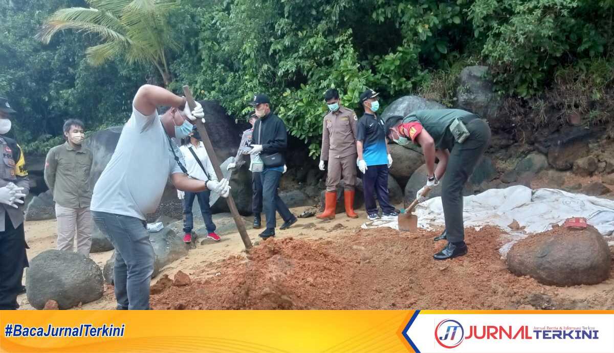 Babinsa Koramil 07/Palmatak turut serta memusnahkan daging frozen, Kamis (19/1/2023). (JurnalTerkini.id/Agus Suradi)
