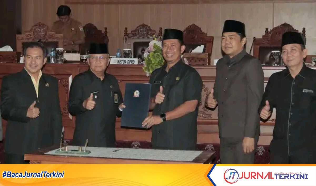 Propemperda Lubuklinggau 1 Wakil Wali Kota Lubukinggau Sulaiman Kohar dan Ketua DPRD Kota Lubuklinggau Rodi Wijaya menunjukkan naskah berita acara pengesahan Propemperda 2023 dalam rapat paripurna di Gedung DPRD Lubuklinggau, Selasa (241/2023). (JurnalTerkini.id/alam budi kesuma)