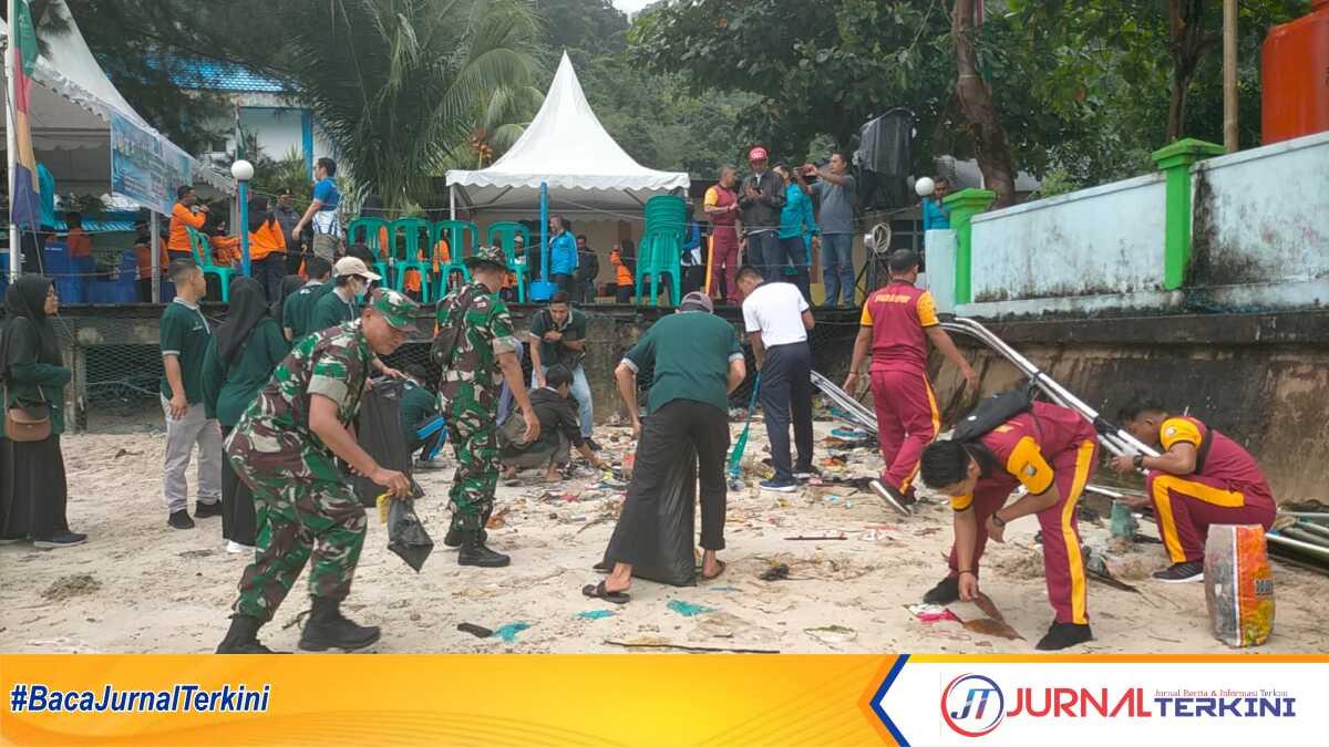 Gotong royong Sabtu Bersih di Tarempa, Anambas, Sabtu (7/1/2023). (JurnalTerkini.id/agus)