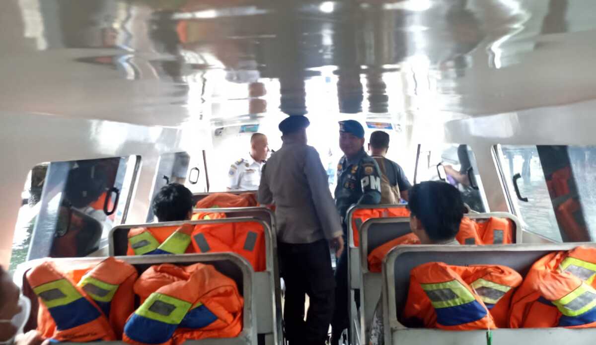 Satpolairud Polres Bintan 1 Personel Satpolairud Polres Bintan mengecek perlengkapan keselamatan salah satu kapal di Pelabuhan Bulang Linggi, Tanjung Uban, Bintan, Selasa (31/1/2023). (Dok. Humas Polres Bintan)