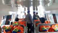 Satpolairud Polres Bintan 1 Personel Satpolairud Polres Bintan mengecek perlengkapan keselamatan salah satu kapal di Pelabuhan Bulang Linggi, Tanjung Uban, Bintan, Selasa (31/1/2023). (Dok. Humas Polres Bintan)
