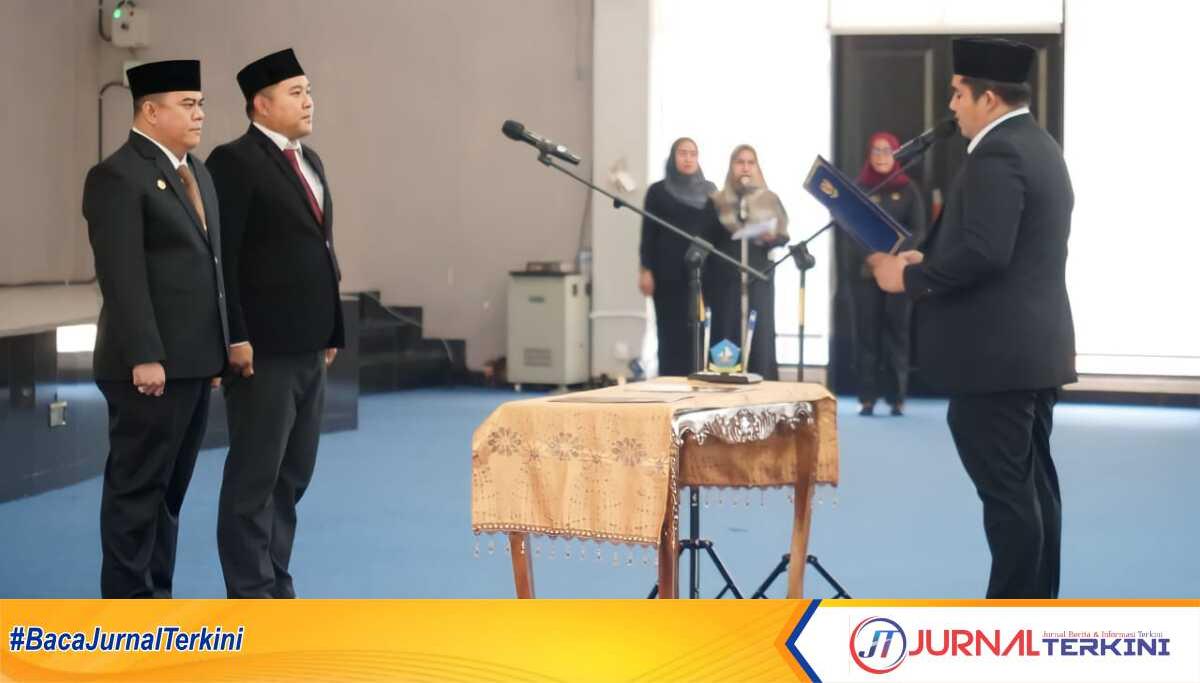 Sekda Bintan Ronny Kartika Bupati Bintan Robby Kurniawan, melantik Sekda definitif Ronny Kartika, di aula kantor Bupati, Bandar Seri Bentan, Bintan, Kamis (5/1/2023). (Foto: Ist/jurnalterkini.id/Anton)