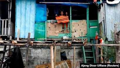 anggaran kemiskinan Seorang perempuan lansia di dalam rumahnya yang kumuh di tengah pandemi virus corona, di Jakarta, 4 Agustus 2020. (Foto: Ajeng Dinar Ulfiana/Reuters)