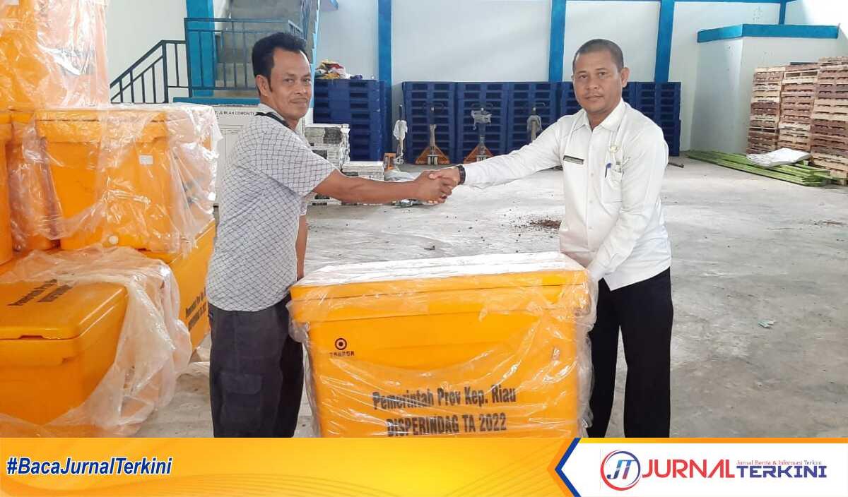Penyerahan bantuan cool box untuk para pedagang di Kabupaten Kepulauan Anambas (JurnalTerkini.id/Agus Suradi)