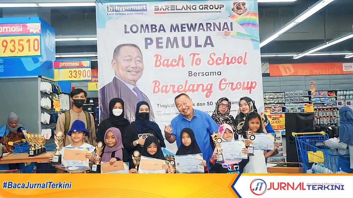 CEO Barelang Group Bobby Jayanto (baju biru) bersama anak-anak yang mengikuti lomba mewarna. (foto: JurnalTerkini.id/Anton)