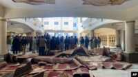 bom bunuh diri di Pakistan Petugas keamanan dan regu penyelamat berkumpul di lokasi bom bunuh diri di dalam masjid, di Peshawar, Pakistan, Senin, 30 Januari 2023. (AP/Zubair Khan)
