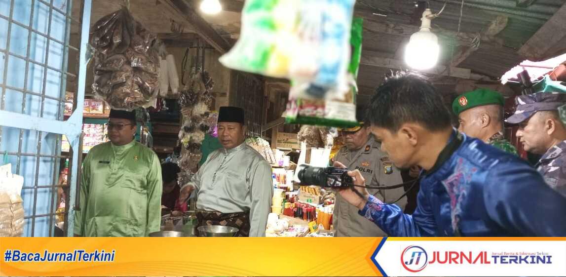 Bupati Anambas Abdul Haris (baju kurung putih) memantau harga kebutuhan pokok di Pasar Inpres Tarempa, Jumat (27/1/2023). (JurnalTerkini.id/Agus Suradi)