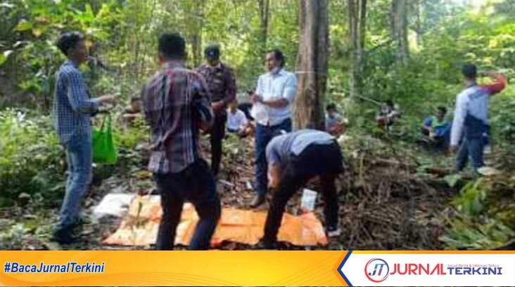 Polisi melakukan evakuasi jenazah Mi (JurnalTerkini.id/Agus Suradi)