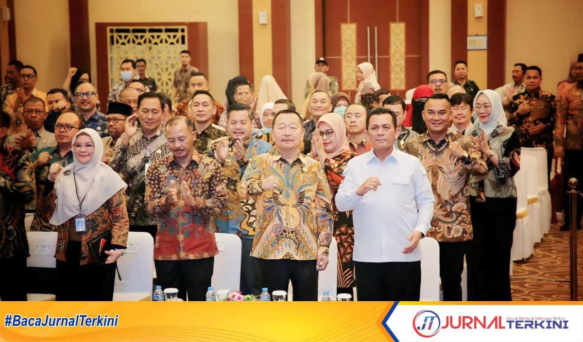 Gubernur Kepri Ansar Ahmad (kanan depan) didampingi oleh Ketua Komisi I DPRD Kepri, Bobby Jayanto. (Foto: jurnalterkini.id/Anton)