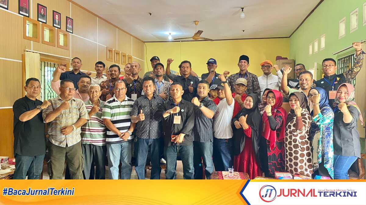 Foto bersama Ketua terpilih sdr. Hamdan (4 kiri depan, baju belang-belang) dan seluruh anggota KKPR Riau (Kerukunan Keluarga Pekanbaru) Riau. (Foto: JurnalTerkini.id/Ronaldi Eka Putra)