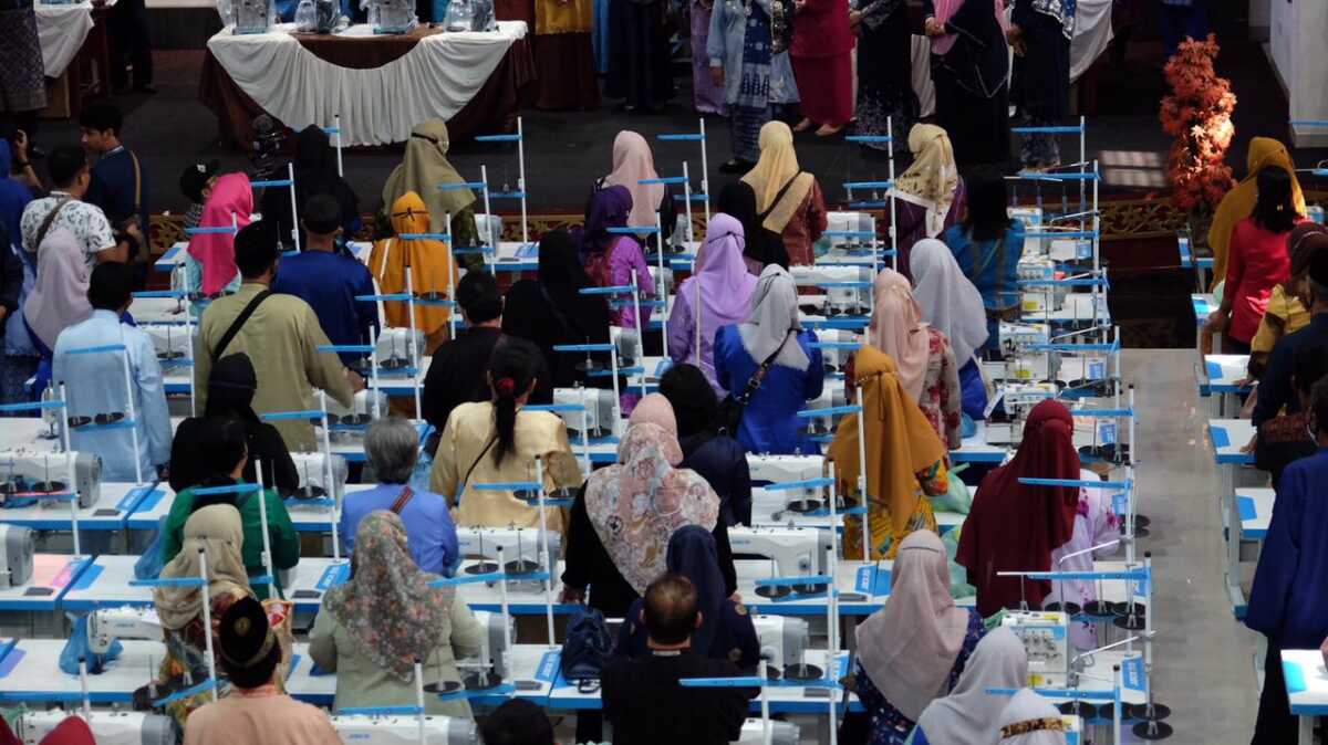 Walikota Tanjungpinang, Rahma saat memberikan Bantuuan (foto : Protokol dan Komunikasi Pemko Tanjungpinang)