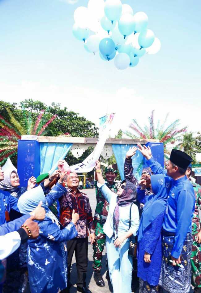 hiburan rakyat hari jadi Tanjungpinang Walikota Rahma bersama Ketua PKK, Agung Wira Dahrma saat membuka Bazar dan Hiburan Rakyat di Lapangan Pamedan Tanjungpinang, (foto : istimewa)