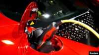 hybrid Ferrari Sebuah mobil sport hybrid Ferrari SF90 Stradale sedang diisi daya. Mobil masa depan akan menggunakan listrik, yang sebagian mungkin dibuat dengan cetakan tiga dimensi, dan bisa karaoke sambil berkendara.(Foto: REUTERS/Arnd Wiegmann)