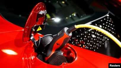 hybrid Ferrari Sebuah mobil sport hybrid Ferrari SF90 Stradale sedang diisi daya. Mobil masa depan akan menggunakan listrik, yang sebagian mungkin dibuat dengan cetakan tiga dimensi, dan bisa karaoke sambil berkendara.(Foto: REUTERS/Arnd Wiegmann)