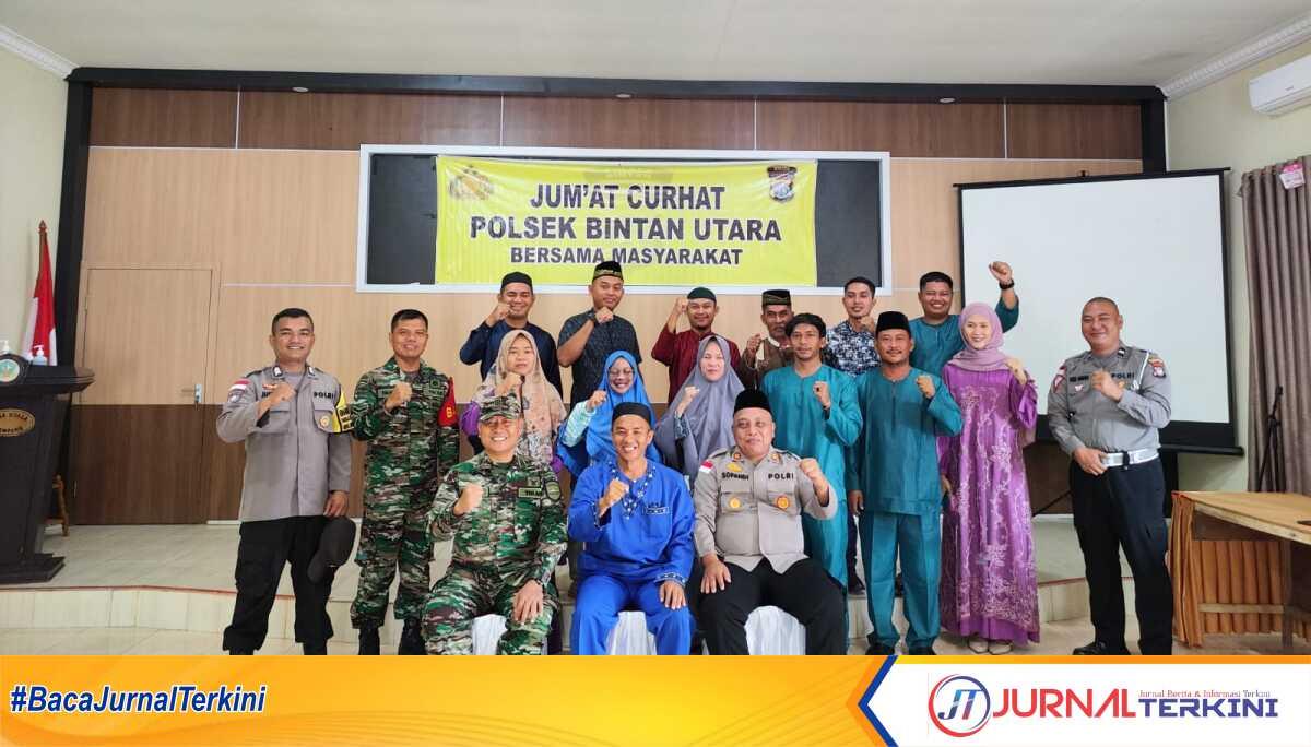 Kades Kuala Sempang (tengah) bersama Danramil 03/Bintan Utara Kapten CHB Dede Tri Haryanto (kiri) dan Kapolsek Bintan Utara AKP Sopandi (kanan) mengikuti kegiatan 'Jumat Curhat' di Balai Desa Kuala Sempang, Jumat (20/1/2023). (Foto: Ist/jurnalterkini.id/Anton)