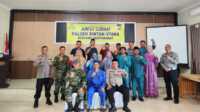 jumat berkah Polres Bintan Kades Kuala Sempang (tengah) bersama Danramil 03/Bintan Utara Kapten CHB Dede Tri Haryanto (kiri) dan Kapolsek Bintan Utara AKP Sopandi (kanan) mengikuti kegiatan 'Jumat Curhat' di Balai Desa Kuala Sempang, Jumat (20/1/2023). (Foto: Ist/jurnalterkini.id/Anton)