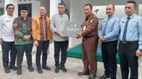 Kajari Natuna Imam MS Sidabutar dan Bupati Natuna Wan Siswandi memperlihatkan prasasti peresmian gedung Kantor Pengacara Negara, di halaman Kantor Kejaksaan Negeri Natuna, Jumat (27/1/2023). (JurnalTerkini.id/Ronald)