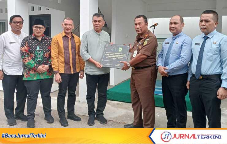 Kajari Natuna Imam MS Sidabutar dan Bupati Natuna Wan Siswandi memperlihatkan prasasti peresmian gedung Kantor Pengacara Negara, di halaman Kantor Kejaksaan Negeri Natuna, Jumat (27/1/2023). (JurnalTerkini.id/Ronald)