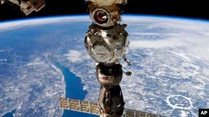 Foto yang diabadikan oleh kosmonaut Rusia, Sergei Korsakov, menunjukkan kapsul antariksa Soyuz di Stasiun Internasional Luar Angkasa (International Space Station/ISS), 19 Desember 2022. (Foto: Sergei Korsakov, Roscosmos State Space Corporation via AP)