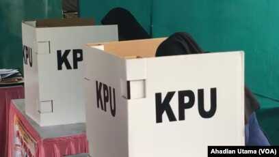 kpu ILUSTRASI - Pelaksanaan pemilu di TPS 01 Cibinong, Bogor, 27 Juni 2018. (Foto: Ahadian Utama/VOA)