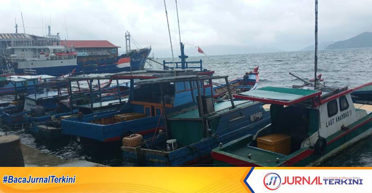 Kaoal-kapal nelayan Anambas terlambat di pinggir laut, Senin (30/1/2023). Nelayan di Anambas tidak melaut karena cuaca buruk. (JurnalTerkini.id/Agus Suradi)