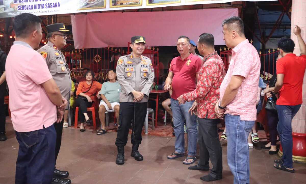 patroli imlek Kapolres Karimun Kapolres Karimun AKBP Ryky W Muharam menyambangi Vihara Cetiya Vidya Sasana saat memimpin patroli pengamanan perayaan Tahun Baru Imlek 2574, Sabtu (21/1/2023) malam. (Dok. Humas Polres Karimun)