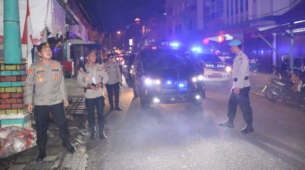 patroli imlek polres Karimun Kapolres Karimun AKBP Ryky W Muharam meninjau pengamanan malam perayaan Tahun Baru Imlek 2574/2023, Sabtu (21/2/2023). (Dok. Humas Polres Karimun)
