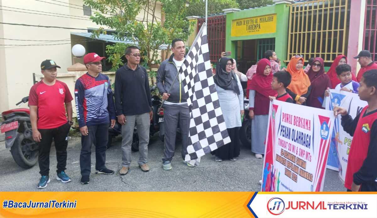 Kepala Dinas Pemuda dan Olahraga Kepulauan Anambas Tony Karnain membuka Pekan Olahraga Tingkat SD dan SMP sederajat se-Kecamatan Siantan, Selasa (10/1/2023). (JurnalTerkini.id/Agus Suradi)