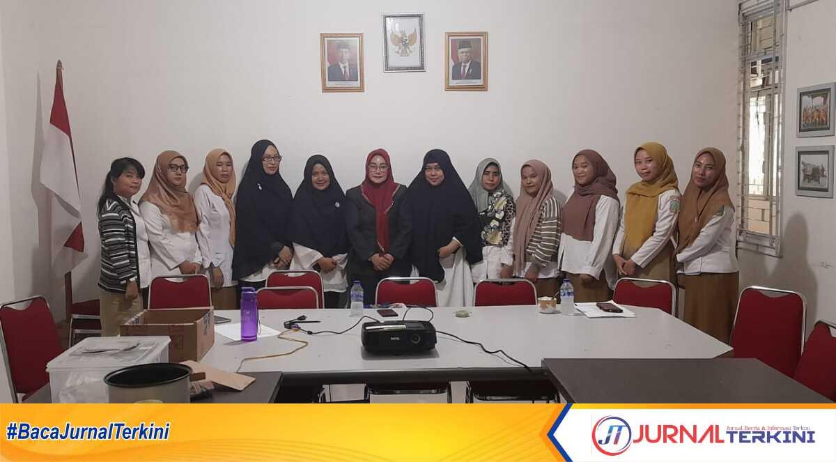 pelatihan MC Bakesbangpol anambas Ketua DWP Bakesbangpol Kabupaten Kepulauan Anambas (jilbab cokelat) berpose bersama pengurus dan anggota usai pelatihan MC di Kantor Bakesbangpol Anambas, Kamis (26/1/2023). (JurnalTerkini.id/Agus Suradi)