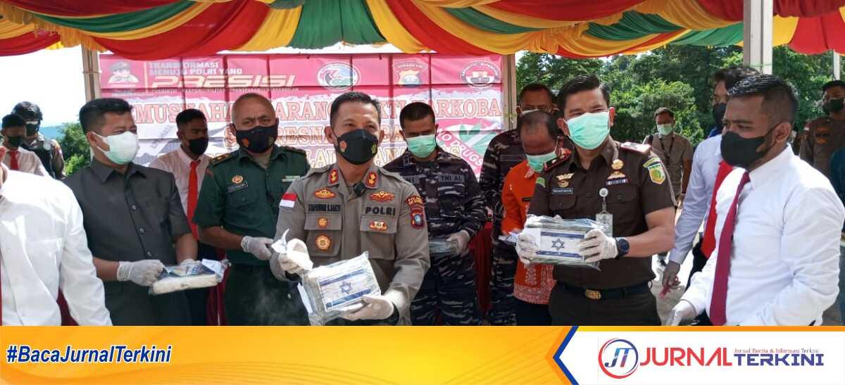 Kapolres Kepulauan Anambas AKBP Syafrudin Semidang Sakti menunjukkan barang bukti kokain yang akan dimusnahkan. (Foto: JurnalTerkini.id/Agus Suradi)