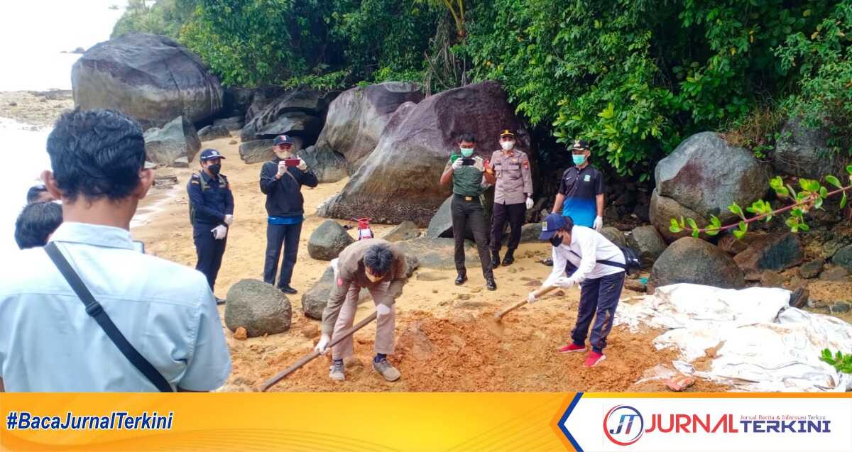 40 karung daging busuk yang ditemukan dalam kontainer dikubur di pinggir pantai. (JurnalTerkini.id/Agus Suradi)
