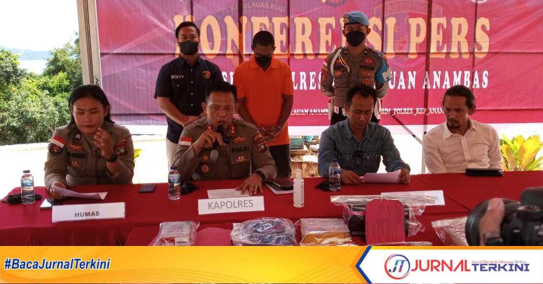 pencurian laboratorium SMAN 1 Palmatak Kapolres Kepulauan Anambas AKBP Syafrudin Semidang Sakti memberikan keterangan terkait kasus pencurian di laboratorium SMAN 1 Palmatak, Kamis (12/1/2023). (JurnalTerkini.id/Agus Suradi)