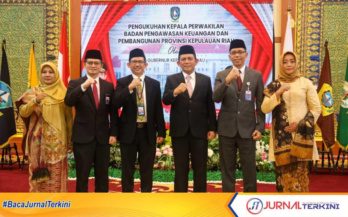 Gubernur Kepri H Ansar Ahmad, SE, MM mengukuhkan Kepala Perwakilan BPKP Kepri yang baru Mardiyanto Arif Rakhmadi, di Gedung Daerah, Tanjungpinang, Senin (9/1/2023). (Foto: Istimewa/jurnalterkini.id/Anton)