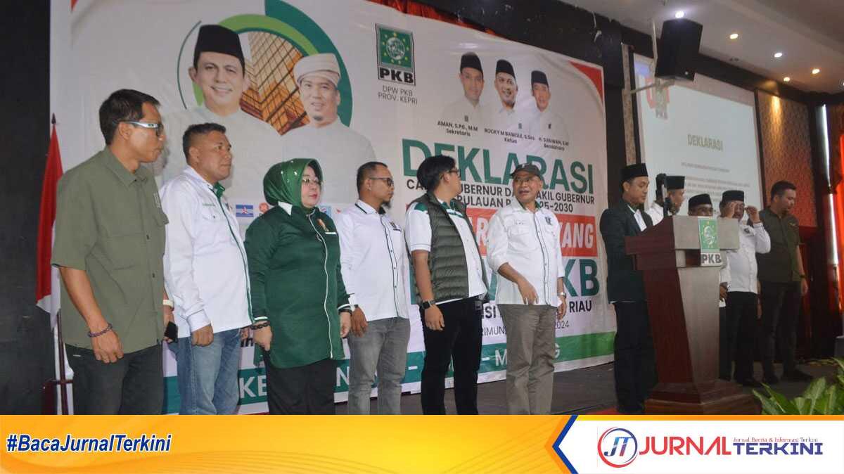 Ketua DPC PKB Karimun Nyimas Novi Ujiani (3 kiri) dan sejumlah pengurus, kader dan anggota dewan deklarasi pemenangan Pilgub Kepri dan Pilbup Karimun. (JurnalTerkini.id/edy kencana)