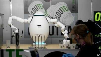 ADAM, robot penyaji minuman tengah membuat teh boba di stan Richtech Robotics pada acara teknologi CES di Las Vegas, Jumat, 6 Januari 2023. (AP/John Locher)