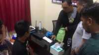 tersangka sabu di polaek tebing Tersangka RES (duduk) diinterogasi polisi. (Foto: istimewa)