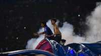 tragedi kanjuruhan Penonton bereaksi ketika gas air mata dilepaskan oleh polisi setelah pertandingan sepak bola antara Arema FC dan Persebaya di stadion Kanjuruhan di Malang, Jawa Timur. (Foto: AFP)