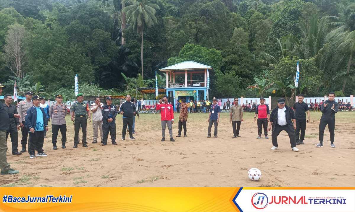 Bupati Kepulauan Anambas Abdul Haris menendang bola tanda dimulainya turnamen sepakbola HUT Karang Taruna Alim Sidi ke-38 di Desa Mubur Kecamatan Siantan Utara, Kamis (26/01/2023). (JurnalTerkini.id/Agus Suradi)