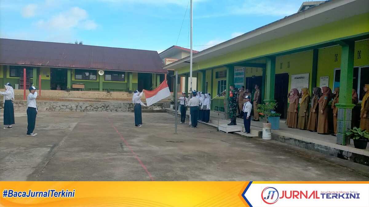 Tanamkan Jiwa Nasionalisme Sejak Dini, Serda M Idris Hasibuan Jadi Pembina Upacara SMPN 5 Bukit Tambun. (Foto: JurnalTerkini.id/Agus Suradi)