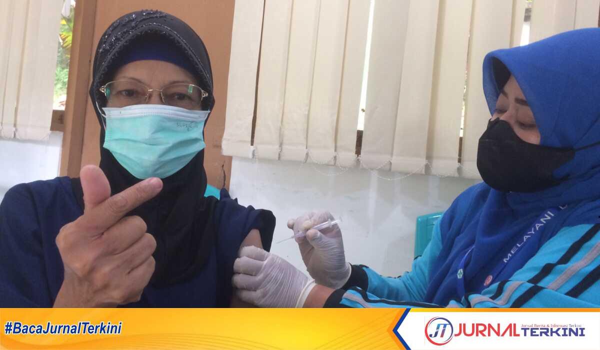 Seorang petugas medis UPT Puskesmas Tanjung Balai Karimun menunaikan vaksin COVID-19 kepada salah seorang warga, Minggu (29/1/2023). (JurnalTerkini.id/Dokumentasi pribadi)