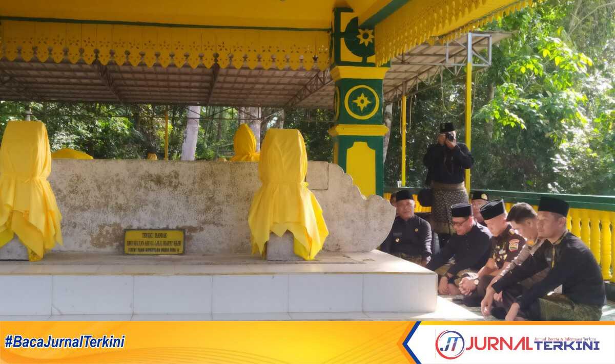ziarah makam hari jadi Tanjungpinang Ziarah makam, menjadi salah satu bagian dalam acara memperingati hari jadi Kota Tanjungpinang ke-239, Kamis (5/1/2023). (Foto: Ist/jurnalterkini.id/Anton)