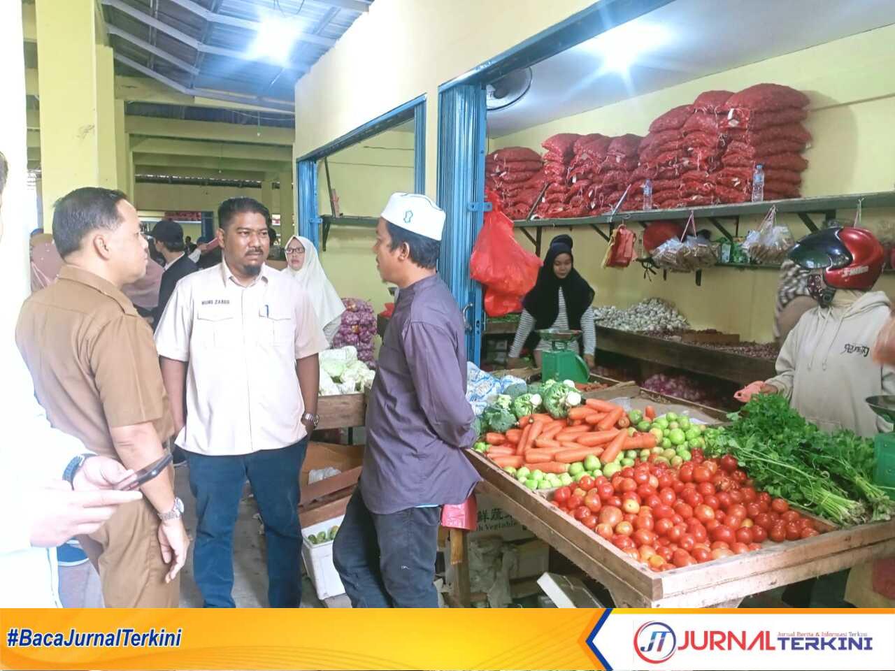 harga kebutuhan pokok karimun Kadisdagkop UKM dan ESDM Karimun Basori (kiri) didampingi Kabid Perdagangan Zabur memantau harga kebutuhan pokok di Pasar Puan Maimun beberapa waktu lalu. (JurnalTerkini.id/Yogi)