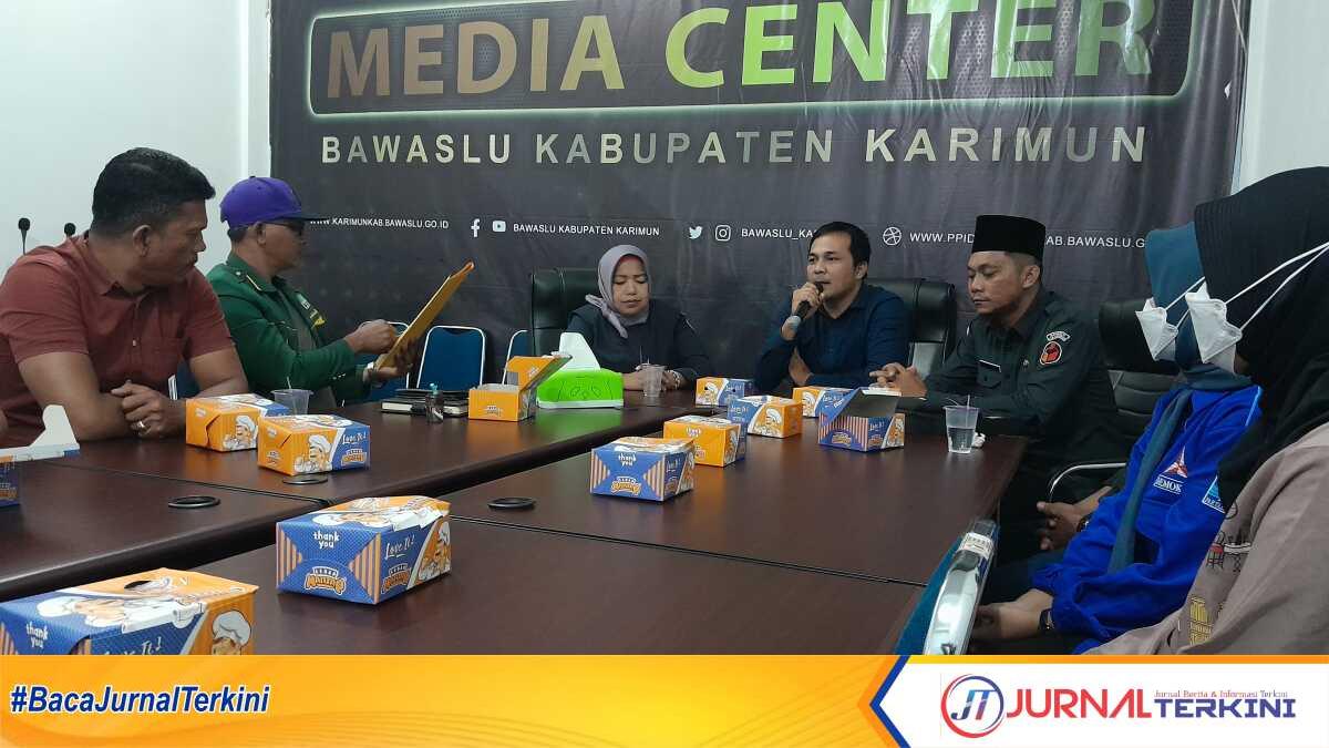 Bawaslu Karimun Perkenalkan jarimu awasi pemilu Anggota Bawaslu Karimun M Fadli (tengah) dan Tiuridah Silitonga (kiri) saat memperkenalkan aplikasi "Jarimu Awasi Pemilu" kepada perwakilan partai politik di Sekretariat Bawaslu Karimun, Selasa (14/2/2023). (JurnalTerkini.id/Rusdianto)