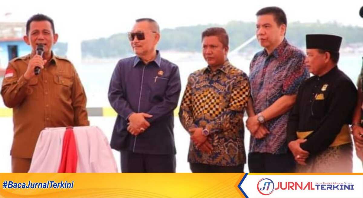 Gubernur Kepri Ansar Ahmad, SE., MM didampingi oleh Bobby Jayanto, S.IP (2 kiri) dan beberapa anggota DPRD Kepri lainnya, dalam peresmian Integrasi Pelantar I dan II di Tanjungpinang, Selasa (21/2/2023) (Foto: Anton/jurnalterkini.id).