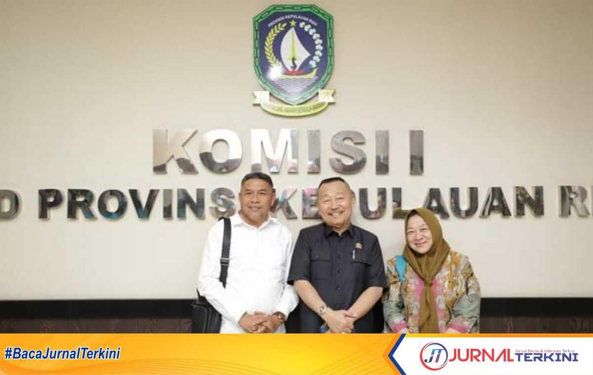 Ketua Komisi I DPRD Kepri Bobby Jayanto, S.IP, menerima kunjungan kerja anggota DPRD Karimun, Jumat (17/2/2023). (Foto: Anton/jurnalterkini.id)