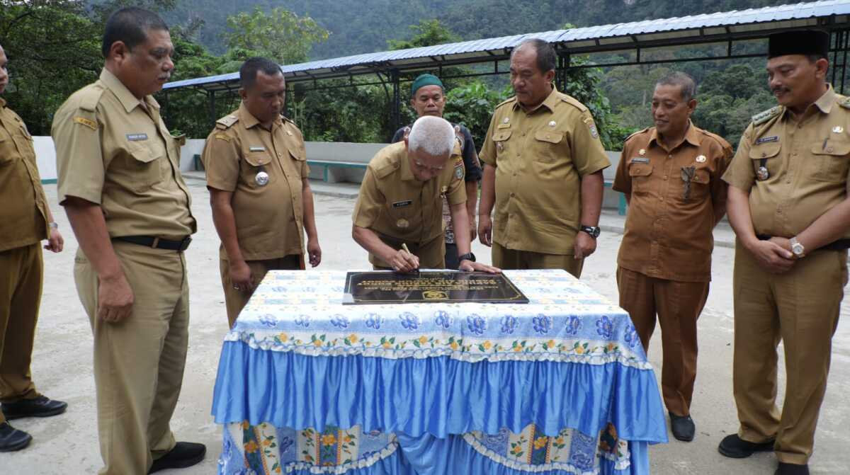 Bupati Asahan resmikan fasilitas air terjun bonot Bupati Asahan H Surya menandatangani prasasti peresmian sejumlah fasilitas Air Terjun Ponot, Senin (6/2/2023). (JurnalTerkini.id/rizki)