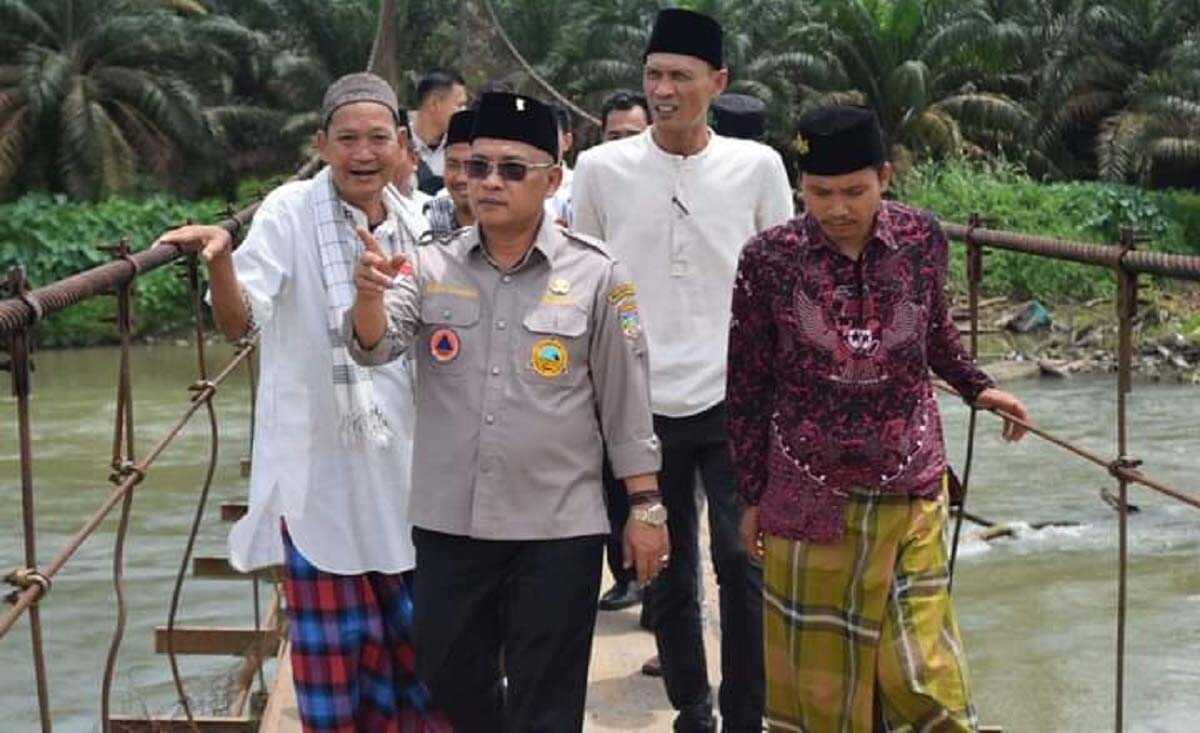 Bupati Muratara tinjau jembatan gantungan Bupati Musi Rawas Utara, H. Devi Suhartoni didampingi Kadis PU, Junius Wahyudi, ST dan Kabag Kesra, Safawi meninjau jembatan gantung di Desa Karang Anyar, Kecamatan Rupit, Jumat (24/2/2023). (foto/ist)